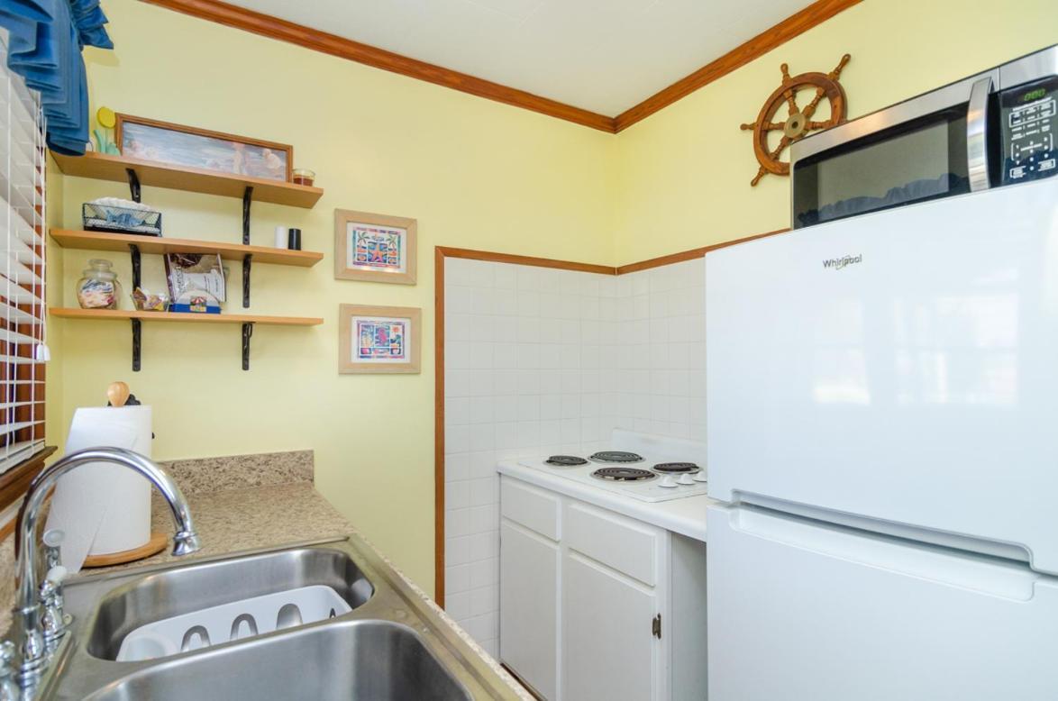 The Pelican Hidden Treasure Inn Room 2 By Bryant Real Estate Kure Beach Bagian luar foto
